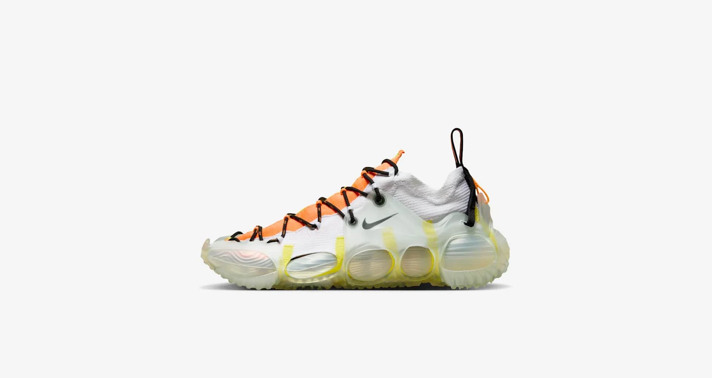 Fotografia ufficiale Nike della ISPA Link Axis Total Orange e Sonic Yellow, vista laterale.
